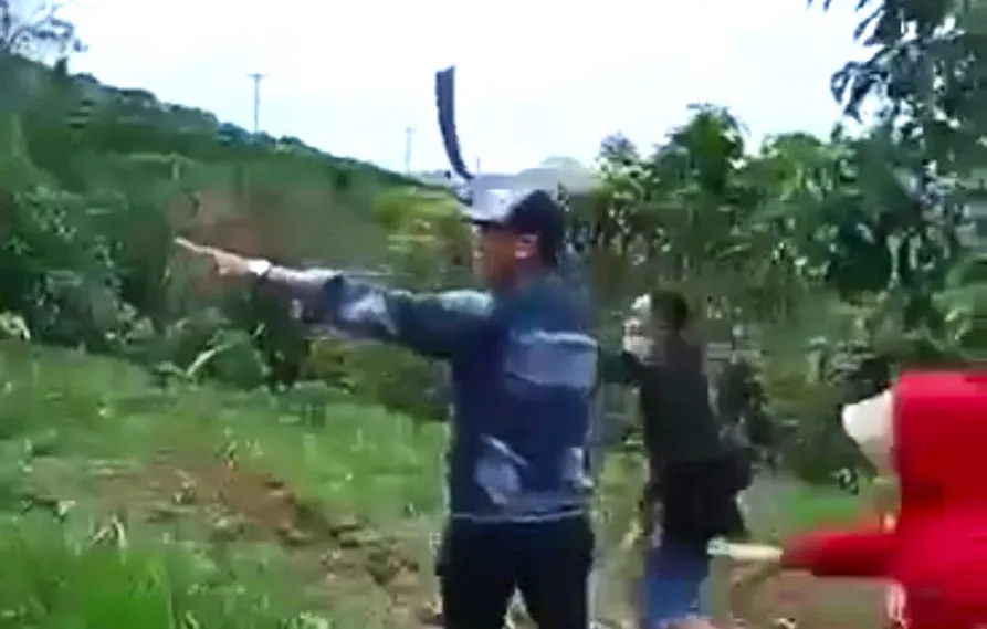 Nguyễn Văn Hoàn mang dao chém người khác ngay tại vườn