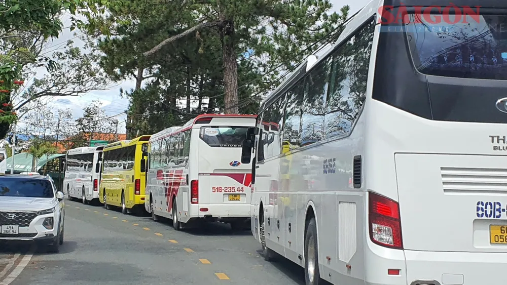 Tình trạng các xe ô tô lớn đậu hàng dài khi vào trung tâm Đà Lạt thường xuyên xảy ra vào các dịp cuối tuần, lễ tết gây cản trở các phương tiện qua lại. Ảnh: ĐOÀN KIÊN Tình trạng các xe ô tô lớn đậu hàng dài khi vào trung tâm Đà Lạt thường xuyên xảy ra vào các dịp cuối tuần, lễ tết gây cản trở các phương tiện qua lại. Ảnh: ĐOÀN KIÊN