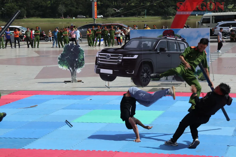 Màn trấn áp tội phạm của Công an Lâm Đồng. Ảnh: ĐOÀN KIÊN