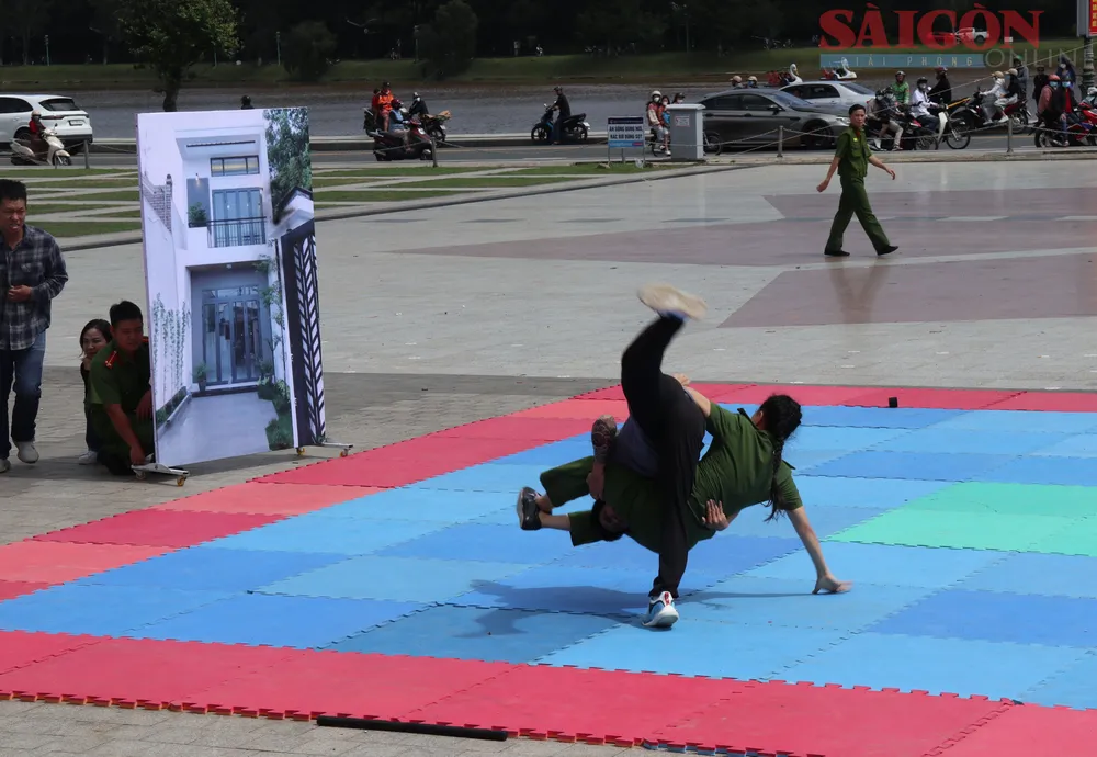 Nữ cảnh sát thuộc Công an TPHCM thực hiện tư thế võ thuật khó. Ảnh: ĐOÀN KIÊN