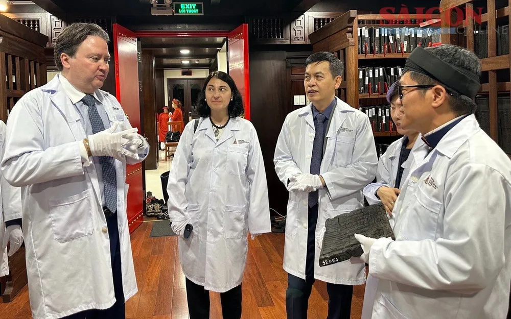 Đại sứ Hoa Kỳ tại Việt Nam Marc E. Knapper (trái) tại buổi lễ công bố Đại sứ Hoa Kỳ tại Việt Nam Marc E. Knapper (trái) tại buổi lễ công bố