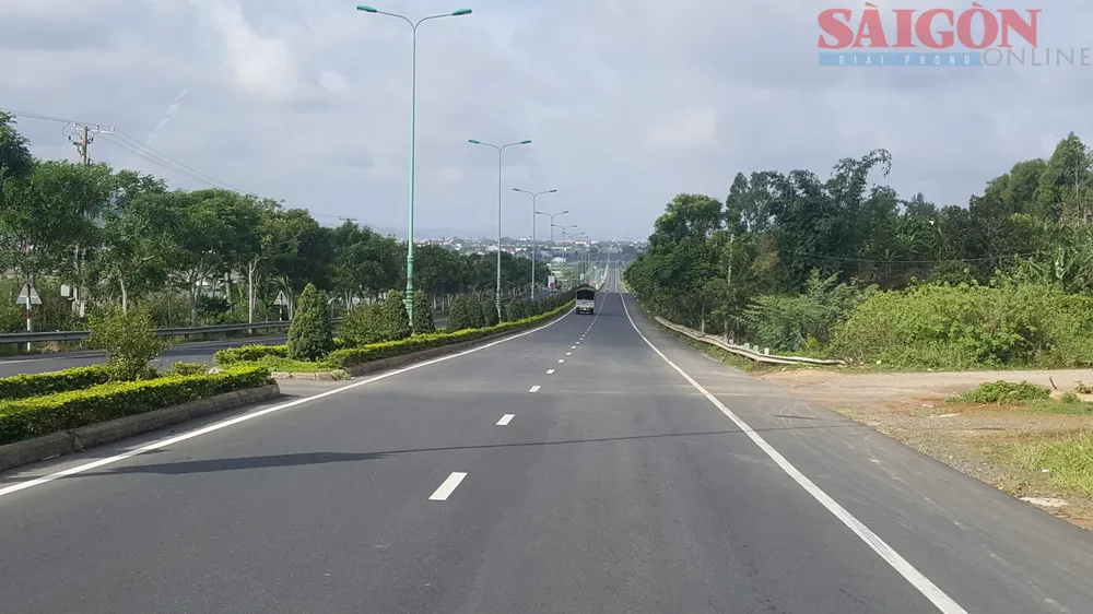 Do còn nhiều đoạn chưa có đường gom nên người dân tự ý đấu nối đi vào cao tốc Liên Khương - Prenn gây nguy hiểm cho các phương tiện lưu thông tại đây. Ảnh: ĐOÀN KIÊN