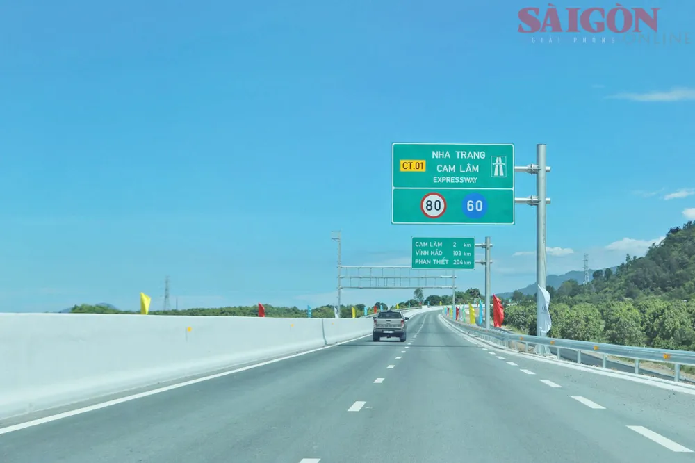 Cao tốc Nha Trang - Cam Lâm hoàn thành trước tiến độ 3 tháng. Ảnh: ĐOÀN KIÊN Cao tốc Nha Trang - Cam Lâm hoàn thành trước tiến độ 3 tháng. Ảnh: ĐOÀN KIÊN