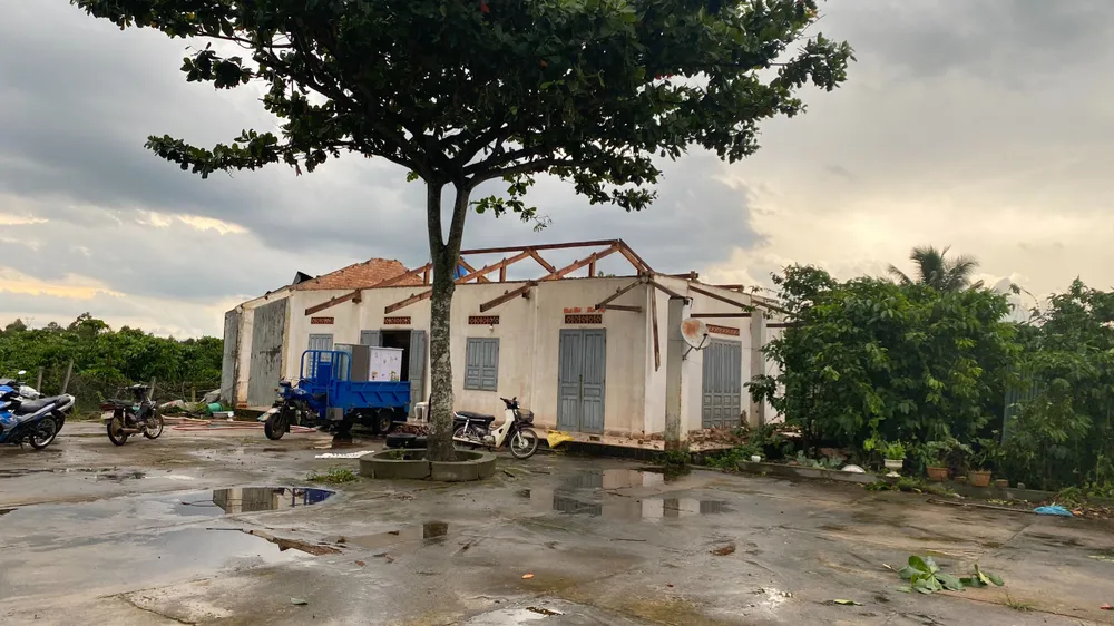 Một căn nhà bị tốc mái hoàn toàn sau trận lốc xoáy Một căn nhà bị tốc mái hoàn toàn sau trận lốc xoáy