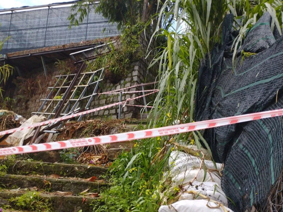 UBND phường 3 đã khoanh vùng và di dời khẩn cấp 3 hộ dân trong khu vực đến nơi an toàn sau khi xuất hiện điểm sạt lở UBND phường 3 đã khoanh vùng và di dời khẩn cấp 3 hộ dân trong khu vực đến nơi an toàn sau khi xuất hiện điểm sạt lở