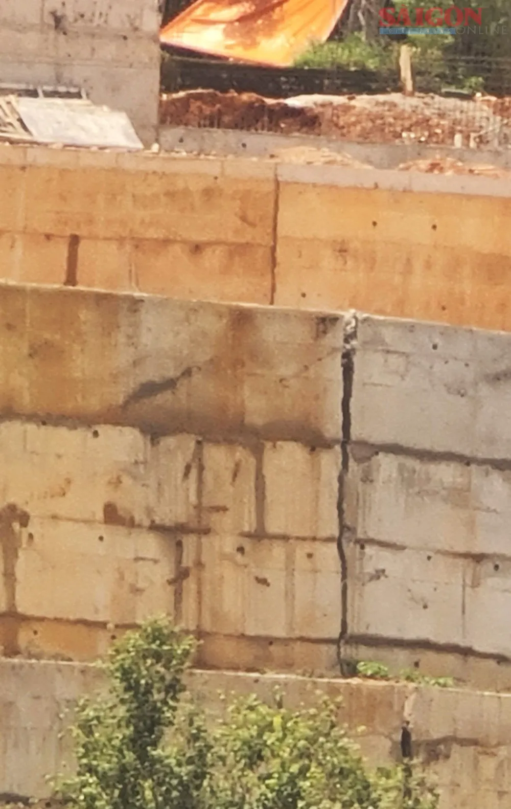 Một số vết nứt trên bề mặt đất đắp tại đỉnh taluy