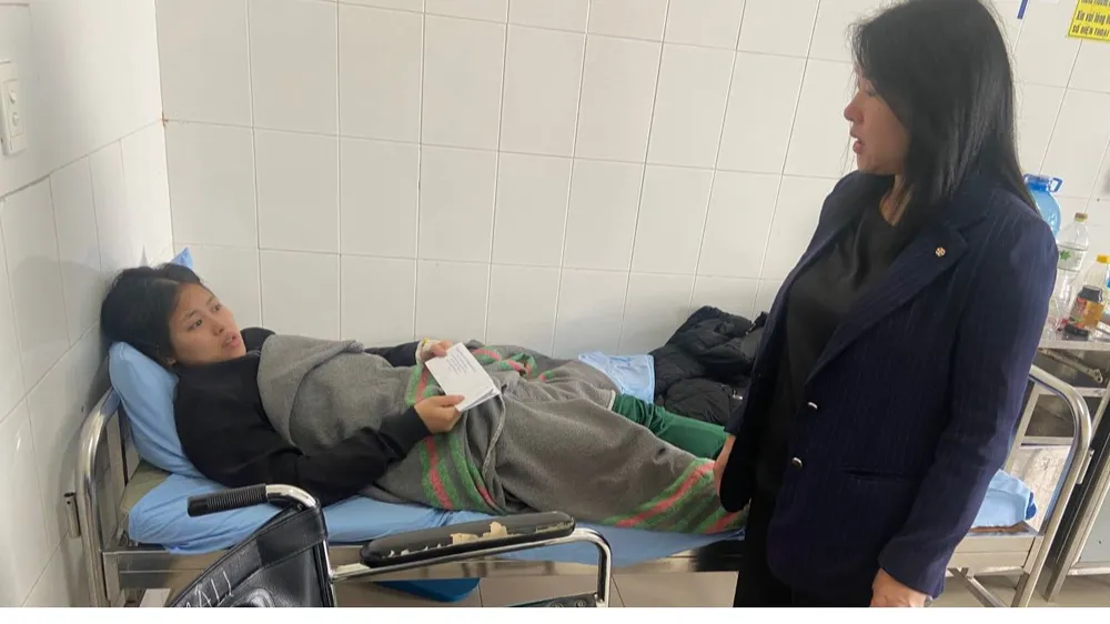 Đại diện lãnh đạo UBND TP Đà Lạt thăm hỏi người bị thương trong vụ sạt lở