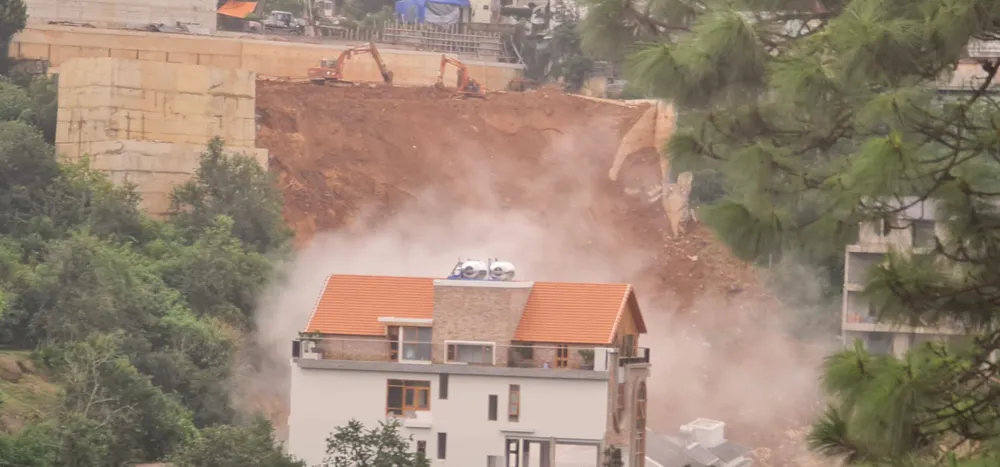 Bờ taluy sập chiều 1-7