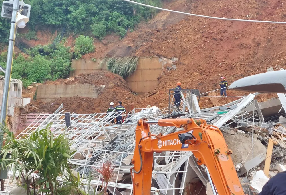 Ngoài làm 2 người tử vong, vụ sạt lở còn gây thiệt hại lớn về tài sản Ngoài làm 2 người tử vong, vụ sạt lở còn gây thiệt hại lớn về tài sản