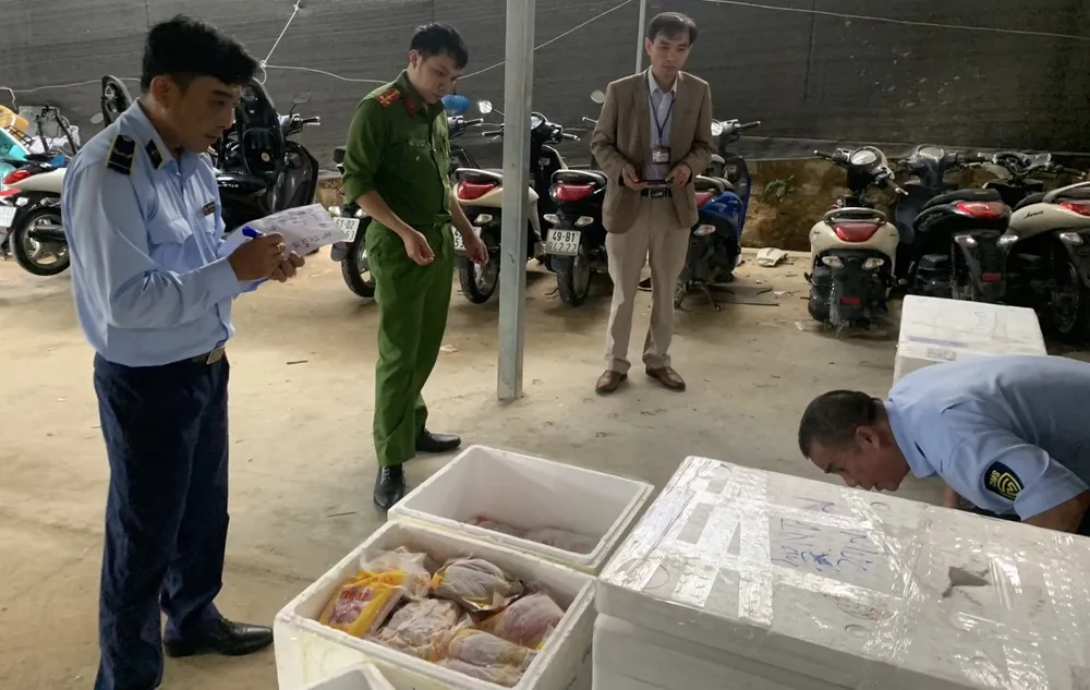 Cơ quan chức năng phát hiện hơn 200kg thực phẩm không rõ nguồn gốc Cơ quan chức năng phát hiện hơn 200kg thực phẩm không rõ nguồn gốc