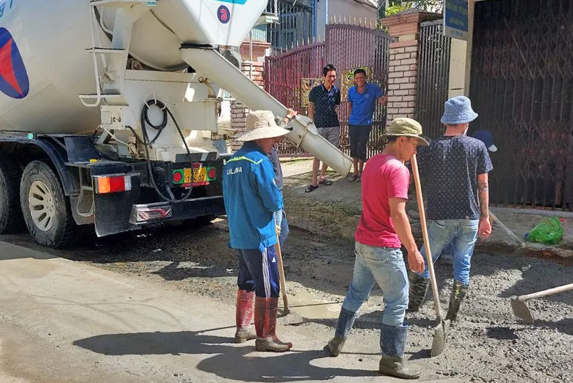 Đường bê tông hoàn thiện sau khi người dân đóng góp tiền để làm Đường bê tông hoàn thiện sau khi người dân đóng góp tiền để làm