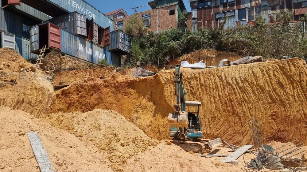 Hiện trường vụ sập taluy làm một công nhân tử vong trên đường Ngô Thì Sỹ, phường 4, TP Đà Lạt Hiện trường vụ sập taluy làm một công nhân tử vong trên đường Ngô Thì Sỹ, phường 4, TP Đà Lạt