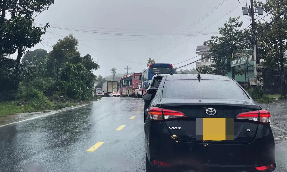 Các phương tiện xếp hàng dài sau khi đèo Bảo Lộc bị sạt lở