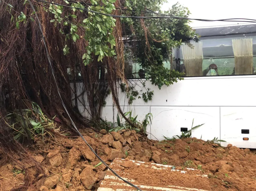 Ô tô bị đất hất chắn ngang đèo Bảo Lộc