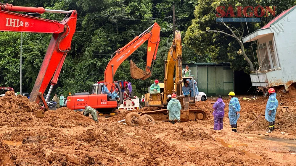 Lực lượng cứu hộ đang khẩn trương giải phóng hiện trường vụ sạt lở. Ảnh: ĐOÀN KIÊN