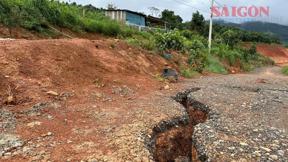 Tuyến đường giao thông phục vụ đi lại, sản xuất cho khoảng 50 hộ dân bị sạt lở nghiêm trọng, có vị trí rộng từ 20-40cm, sâu hơn 1m đã đảo lộn sinh hoạt của người dân. Ảnh: ĐOÀN KIÊN Tuyến đường giao thông phục vụ đi lại, sản xuất cho khoảng 50 hộ dân bị sạt lở nghiêm trọng, có vị trí rộng từ 20-40cm, sâu hơn 1m đã đảo lộn sinh hoạt của người dân. Ảnh: ĐOÀN KIÊN