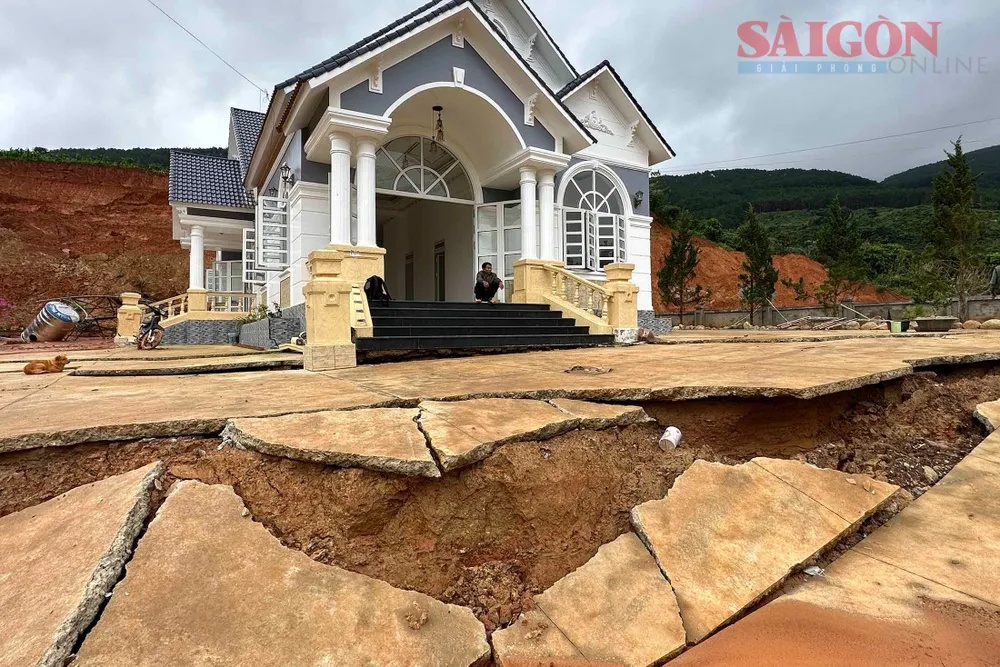 Ông Nguyễn Văn Thắng (ngụ thôn Đông Anh, xã Đông Thanh) cho biết: “Gia đình tôi xây căn nhà trị giá 3,7 tỷ đồng, vừa mới vào ở được từ tháng 3-2023. Tuy nhiên, gần đây cả khu đất bị kéo tụt xuống phía dưới gây hư hại căn nhà, buộc gia đình phải di dời bỏ lại căn nhà để đảm bảo an toàn”. Ảnh: ĐOÀN KIÊN Ông Nguyễn Văn Thắng (ngụ thôn Đông Anh, xã Đông Thanh) cho biết: “Gia đình tôi xây căn nhà trị giá 3,7 tỷ đồng, vừa mới vào ở được từ tháng 3-2023. Tuy nhiên, gần đây cả khu đất bị kéo tụt xuống phía dưới gây hư hại căn nhà, buộc gia đình phải di dời bỏ lại căn nhà để đảm bảo an toàn”. Ảnh: ĐOÀN KIÊN