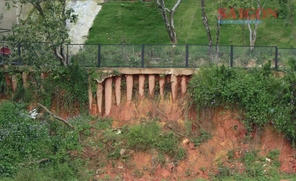 Mưa liên tục để lộ ra phần kè, móng các công trình. Ảnh: ĐOÀN KIÊN