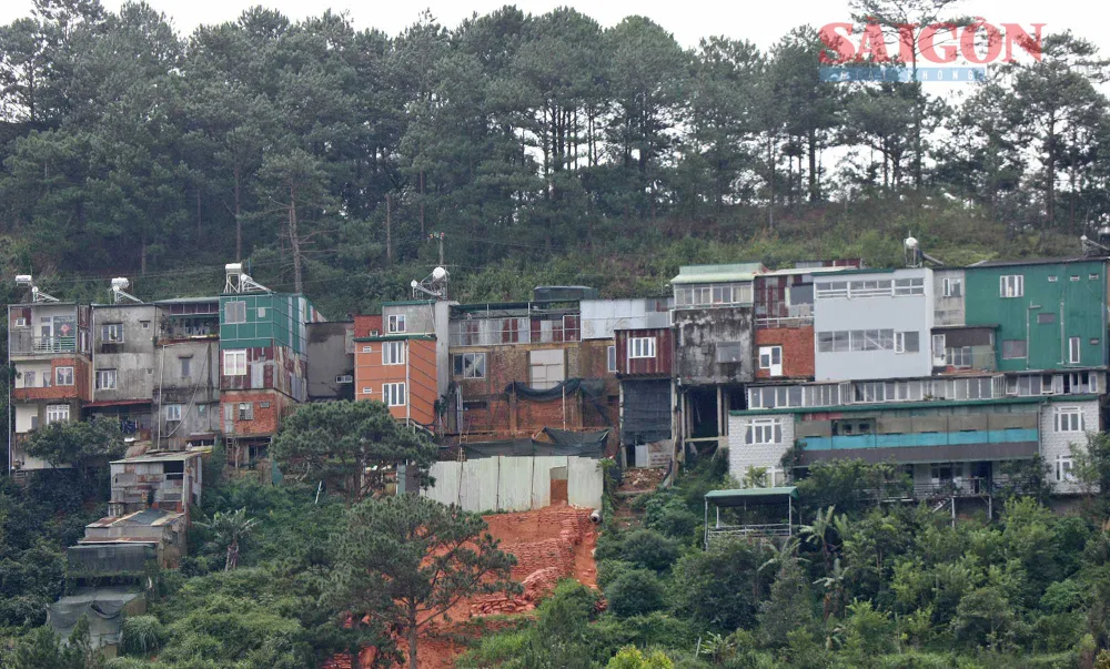 Công trình xây dựng trên đồi Cà Ri Dê, phường 3. Ảnh: ĐOÀN KIÊN