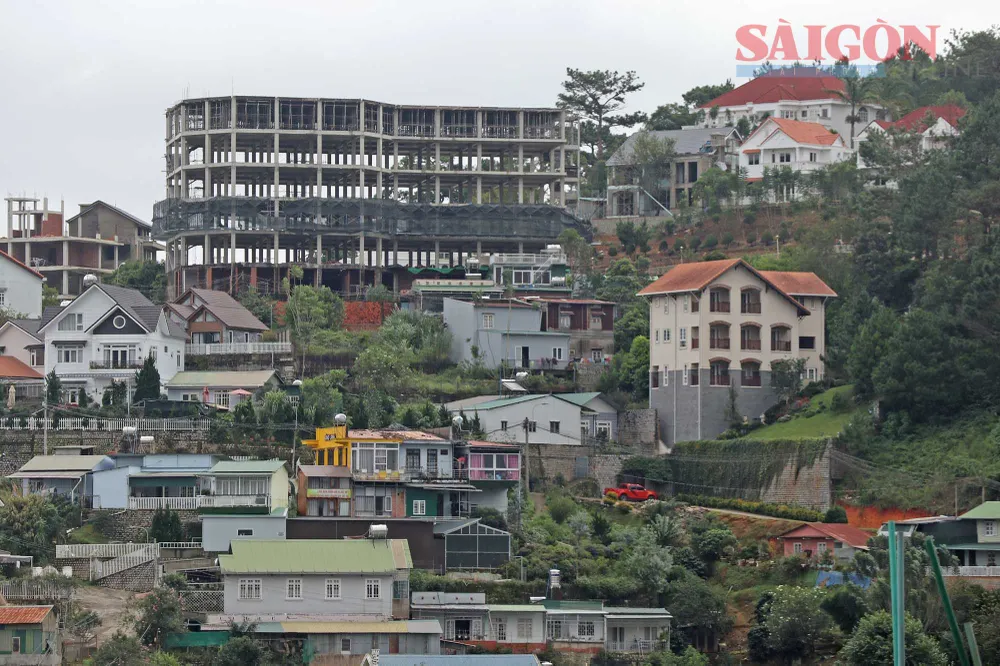 Những khối nhà lớn đang được xây dựng trên đồi cao. Ảnh: ĐOÀN KIÊN
