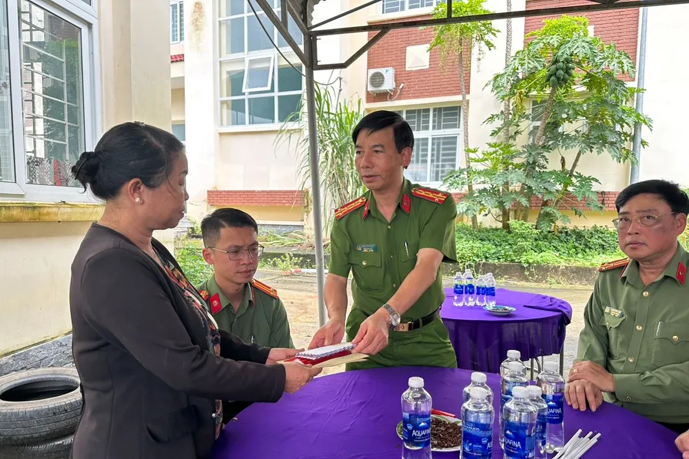 Đại tá Đinh Xuân Huy, Phó Giám đốc Công an tỉnh Lâm Đồng cùng đoàn công tác đã đến viếng thăm, chia buồn với thân nhân gia đình anh Phạm Ngọc Anh