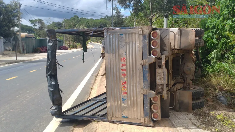 Xe tải bị lật sau khi xảy ra va chạm Xe tải bị lật sau khi xảy ra va chạm