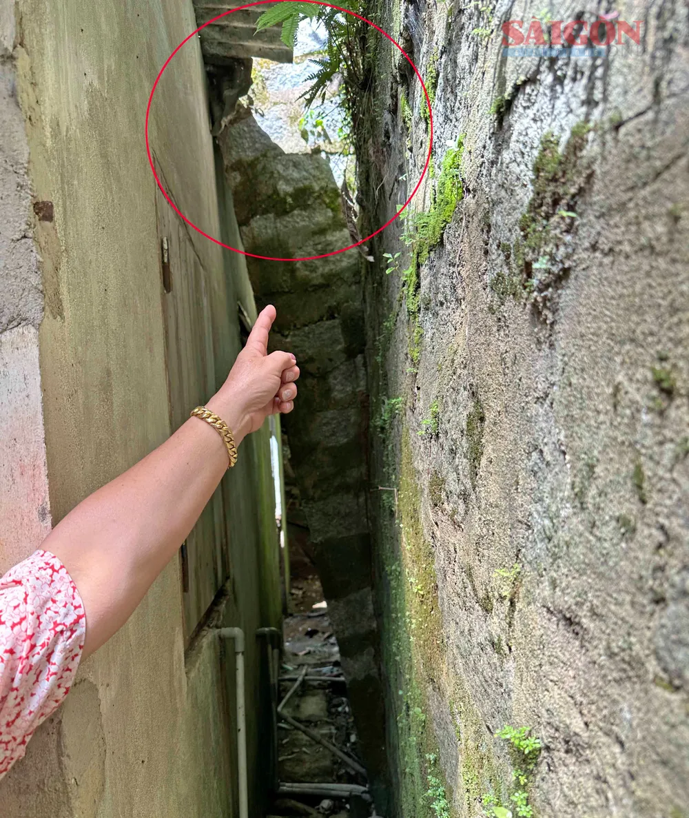 Một phần bờ taluy xê dịch đè lên công trình nhà dân phía dưới. Ảnh: ĐOÀN KIÊN