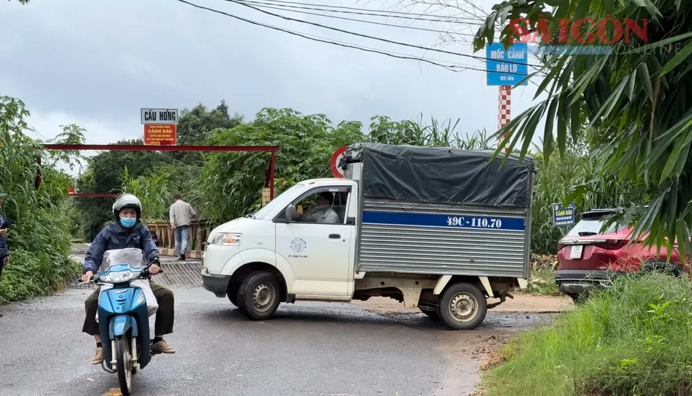Cầu xây dựng từ lâu, hiện cấm xe ô tô lưu thông. Ảnh: ĐOÀN KIÊN Cầu xây dựng từ lâu, hiện cấm xe ô tô lưu thông. Ảnh: ĐOÀN KIÊN