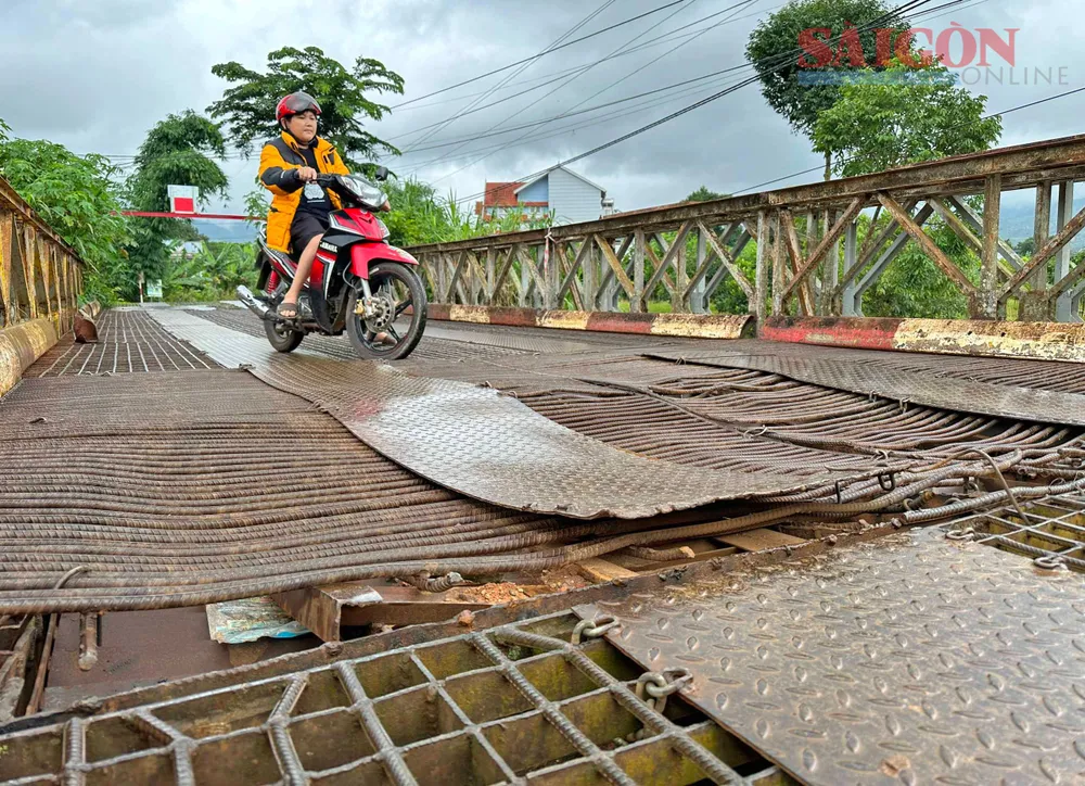 Mặt cầu hư hỏng nặng, "chông sắt" chĩa lên trời uy hiếp người qua lại. Ảnh: ĐOÀN KIÊN Mặt cầu hư hỏng nặng, "chông sắt" chĩa lên trời uy hiếp người qua lại. Ảnh: ĐOÀN KIÊN