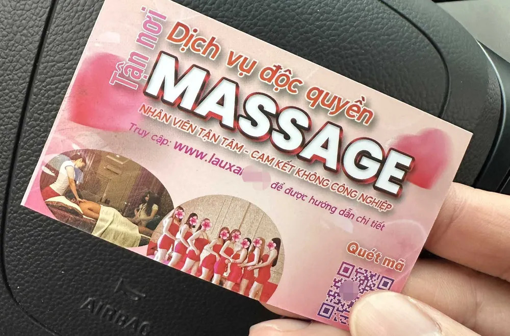 Các danh thiếp được người dân và du khách thu thập được khá nhiều Các danh thiếp được người dân và du khách thu thập được khá nhiều