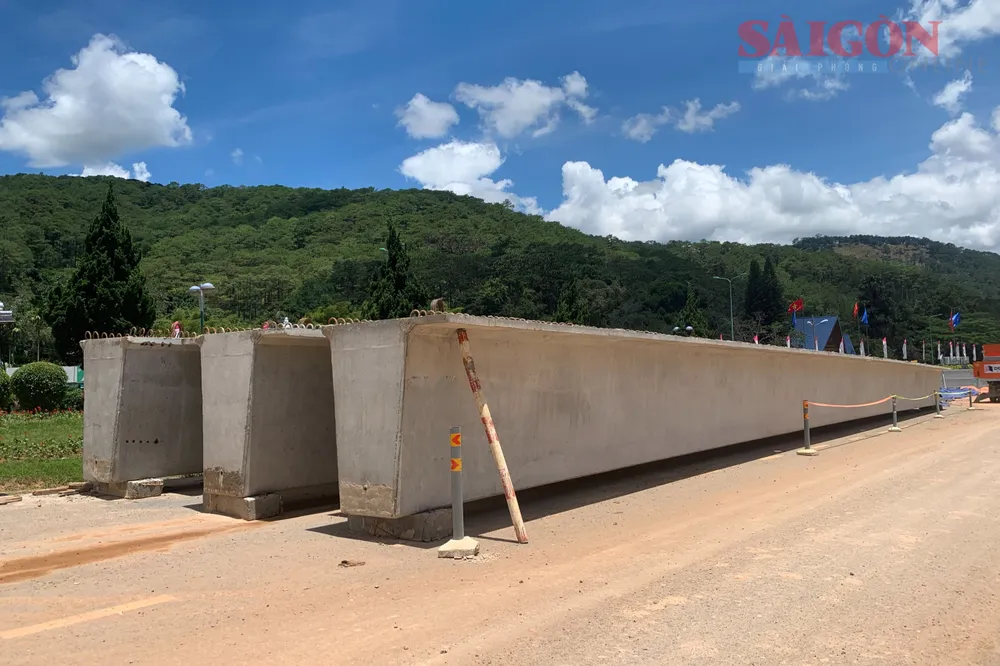 Bê tông đúc sẵn chờ đưa đến vị trí lắp đặt. Ảnh: ĐOÀN KIÊN Bê tông đúc sẵn chờ đưa đến vị trí lắp đặt. Ảnh: ĐOÀN KIÊN