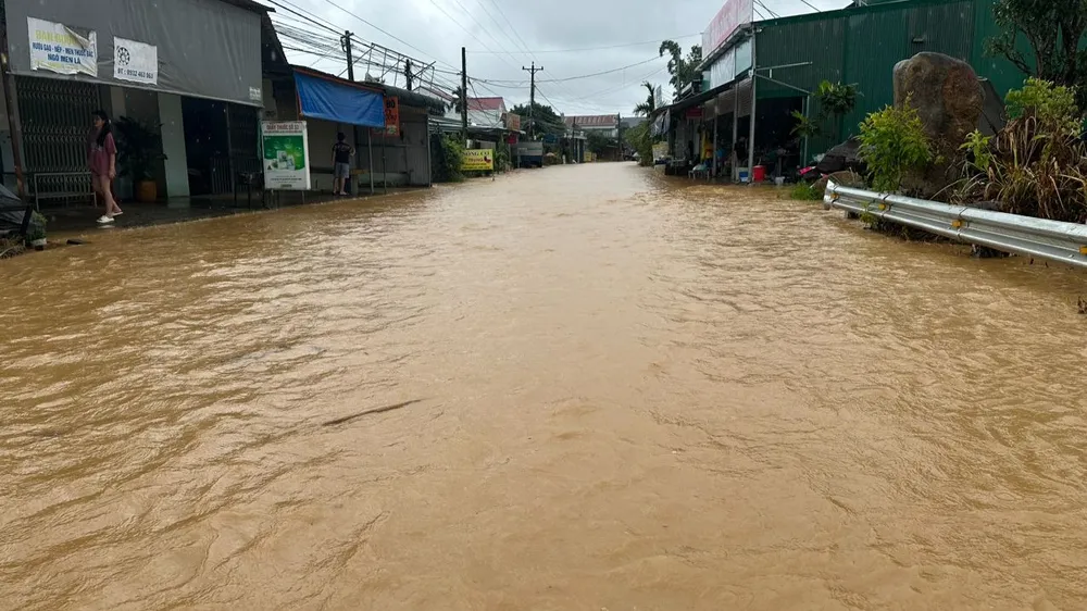 Đường giao thông bị ngập sâu