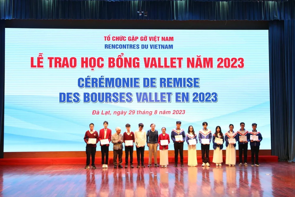 Học sinh Đà Lạt nhận học bổng từ ban tổ chức