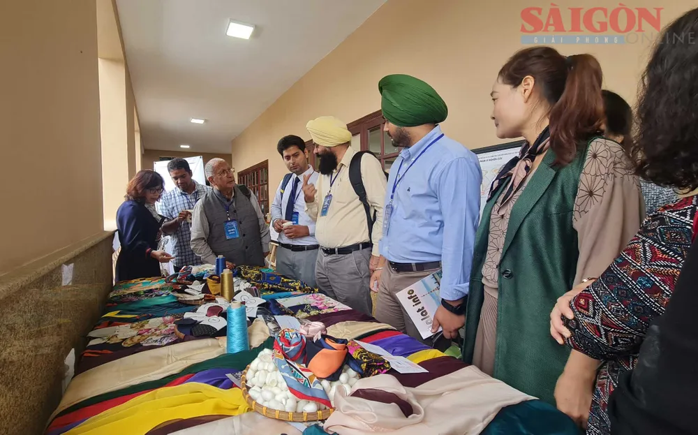 Các nhà đầu tư Ấn Độ tìm hiểu sản phẩm dệt lụa tơ tằm của Lâm Đồng. Ảnh: ĐOÀN KIÊN