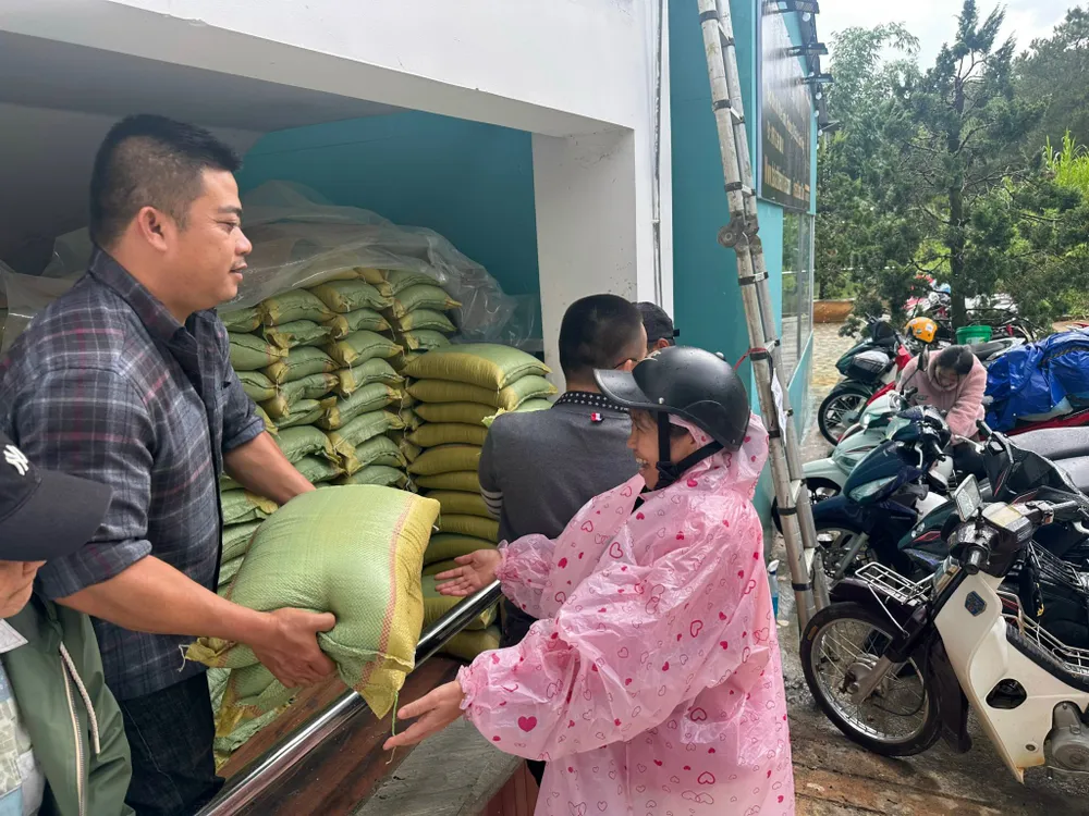 Tặng áo quần, gạo cho người có hoàn cảnh khó khăn