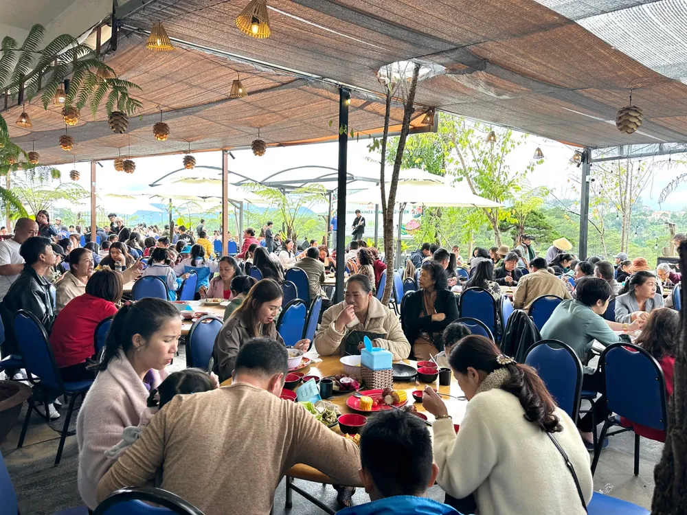 Tiệc buffet chay miễn phí thu hút 3.000 người đến tham gia