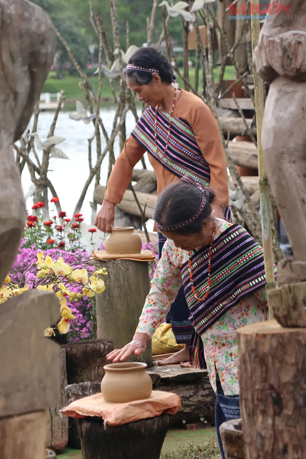 Các nghệ nhân tái hiện cảnh đan lát, làm gốm tại không gian trình diễn. Ảnh: ĐOÀN KIÊN