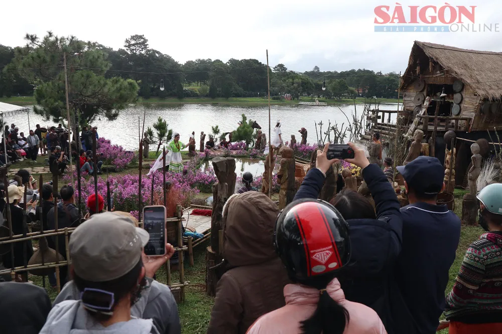 Đông đảo người dân và du khách theo dõi buổi trình diễn. Ảnh: ĐOÀN KIÊN