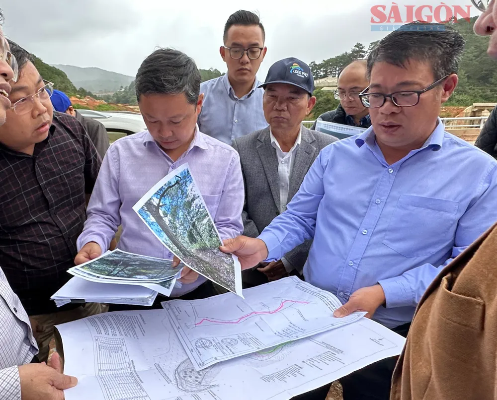 Phó Chủ tịch UBND tỉnh Lâm Đồng Nguyễn Ngọc Phúc kiểm tra, chỉ đạo xử lý tại hiện trường vụ làm đường trái phép. Ảnh: ĐOÀN KIÊN