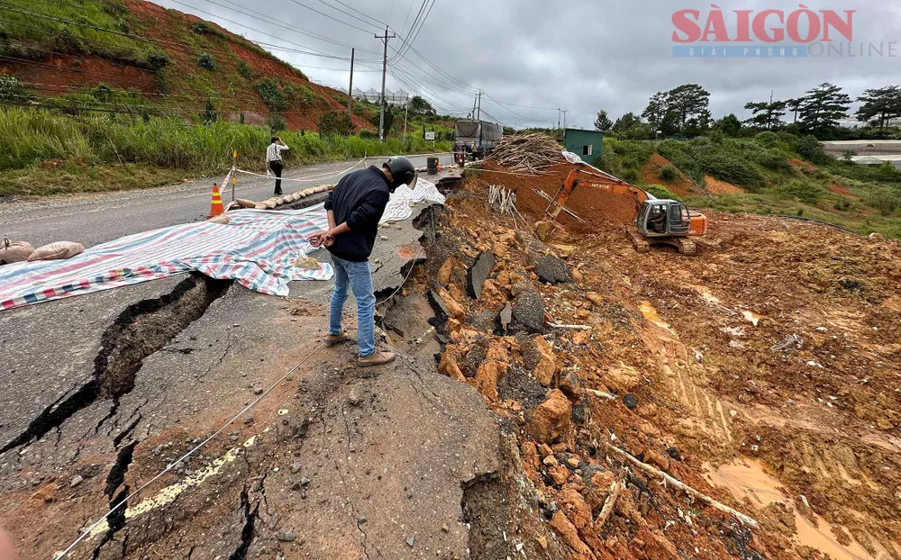 Vị trí sạt lở đã "gặm" hết một làn đường Quốc lộ 27C. Ảnh: ĐOÀN KIÊN Vị trí sạt lở đã "gặm" hết một làn đường Quốc lộ 27C. Ảnh: ĐOÀN KIÊN