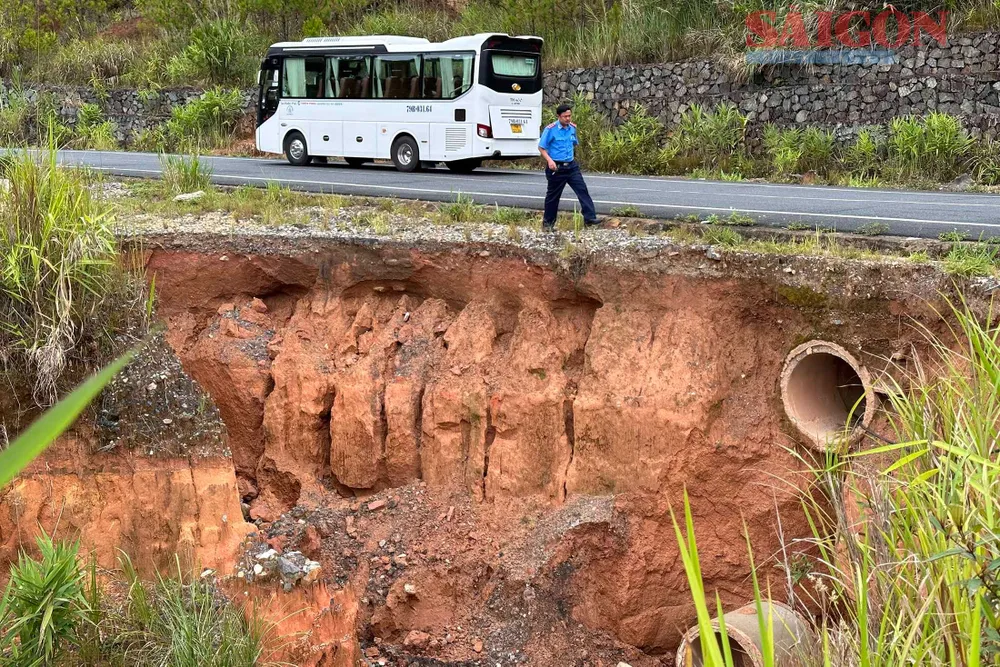 Tại vị trí trên chưa được lắp đặt cảnh báo sạt lở. Ảnh: ĐOÀN KIÊN Tại vị trí trên chưa được lắp đặt cảnh báo sạt lở. Ảnh: ĐOÀN KIÊN