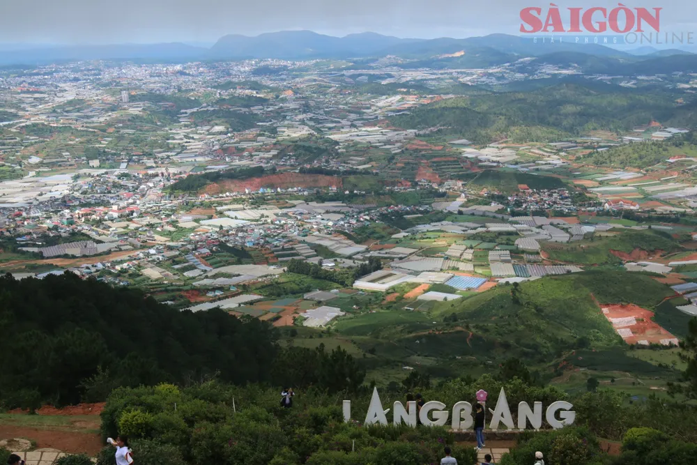 TP Đà Lạt phía xa nhìn từ núi Lang Biang. Địa danh du lịch nổi tiếng này sẽ thuộc Đà Lạt sau khi sáp nhập huyện Lạc Dương vào TP Đà Lạt. Ảnh: ĐOÀN KIÊN