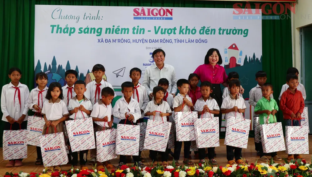 Tổng Biên tập Báo SGGP Tăng Hữu Phong và Phó Tổng Biên tập Báo SGGP Bùi Thị Hồng Sương trao quà đến học sinh tại xã Đạ M’rông, huyện Đam Rông. Ảnh: ĐOÀN KIÊN Tổng Biên tập Báo SGGP Tăng Hữu Phong và Phó Tổng Biên tập Báo SGGP Bùi Thị Hồng Sương trao quà đến học sinh tại xã Đạ M’rông, huyện Đam Rông. Ảnh: ĐOÀN KIÊN