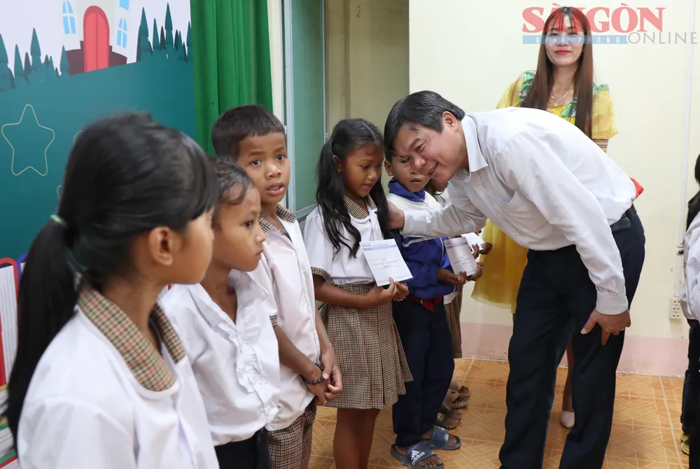 Tổng Biên tập Báo SGGP Tăng Hữu Phong lắng nghe chia sẻ của học sinh nhận học bổng tại chương trình trao học bổng. Ảnh: ĐOÀN KIÊN Tổng Biên tập Báo SGGP Tăng Hữu Phong lắng nghe chia sẻ của học sinh nhận học bổng tại chương trình trao học bổng. Ảnh: ĐOÀN KIÊN