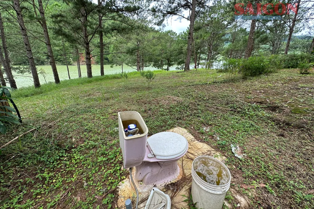 Công trình phụ phục vụ hoạt động cắm trại gần mép hồ Tuyền Lâm thuộc Khu du lịch Quốc gia hồ Tuyền Lâm. Ảnh: ĐOÀN KIÊN