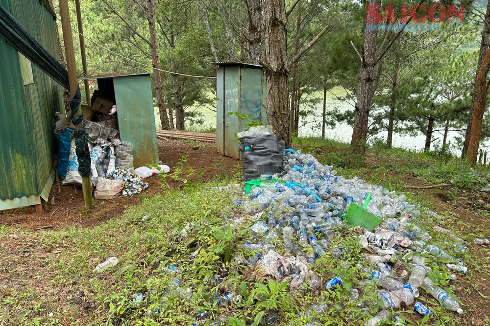 Rác thải chất đống bởi hoạt động cắm trại tại Khu du lịch Quốc gia hồ Tuyền Lâm. Ảnh: ĐOÀN KIÊN