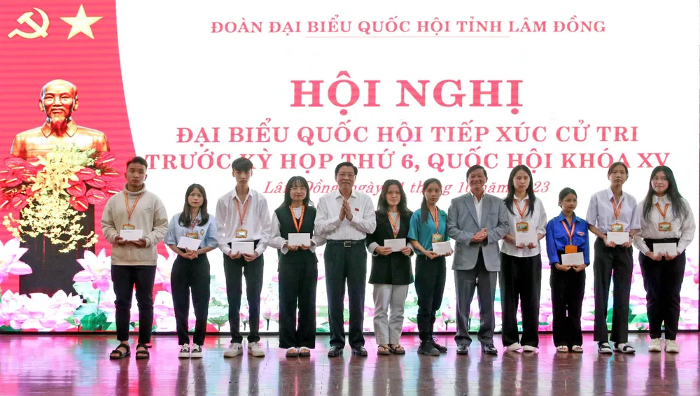 Đồng chí Phan Đình Trạc và Bí thư Tỉnh ủy Lâm Đồng Trần Đức Quận trao học bổng cho sinh viên Trường ĐH Đà Lạt Đồng chí Phan Đình Trạc và Bí thư Tỉnh ủy Lâm Đồng Trần Đức Quận trao học bổng cho sinh viên Trường ĐH Đà Lạt