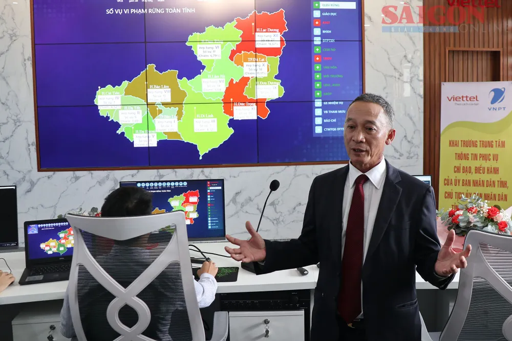 Chủ tịch UBND tỉnh Lâm Đồng Trần Văn Hiệp giới thiệu về Trung tâm điều hành thông minh IOC tỉnh Lâm Đồng. Ảnh: ĐOÀN KIÊN