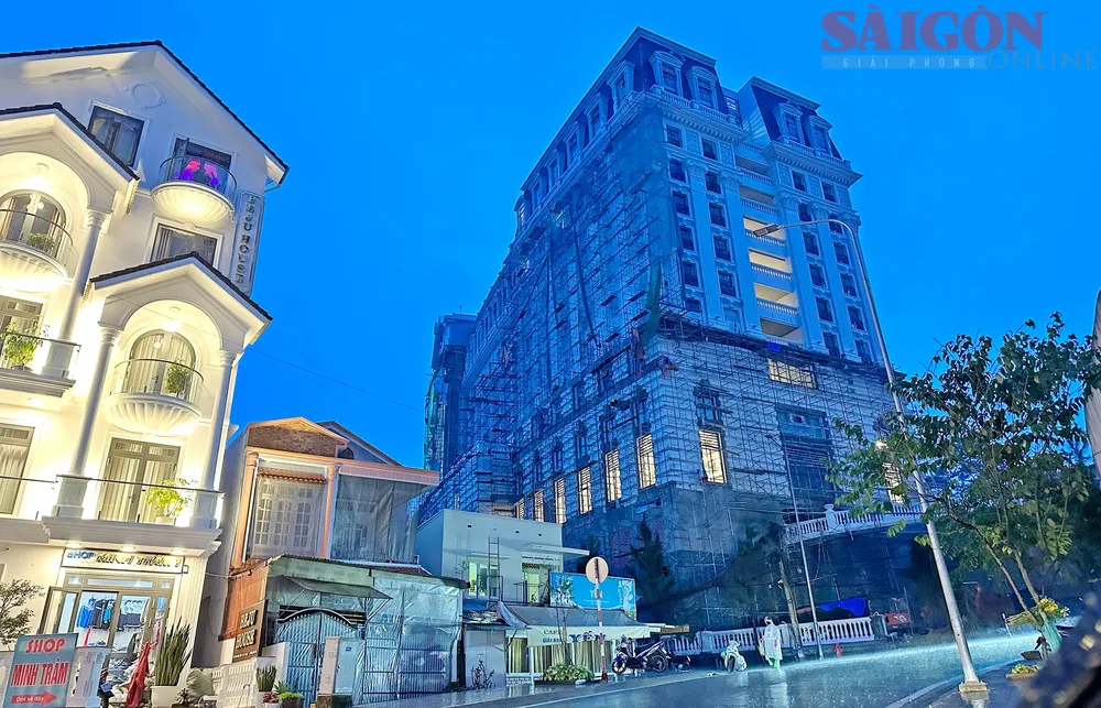 Công trình đồ sộ nhìn từ đường Phạm Hồng Thái. Ảnh: ĐOÀN KIÊN