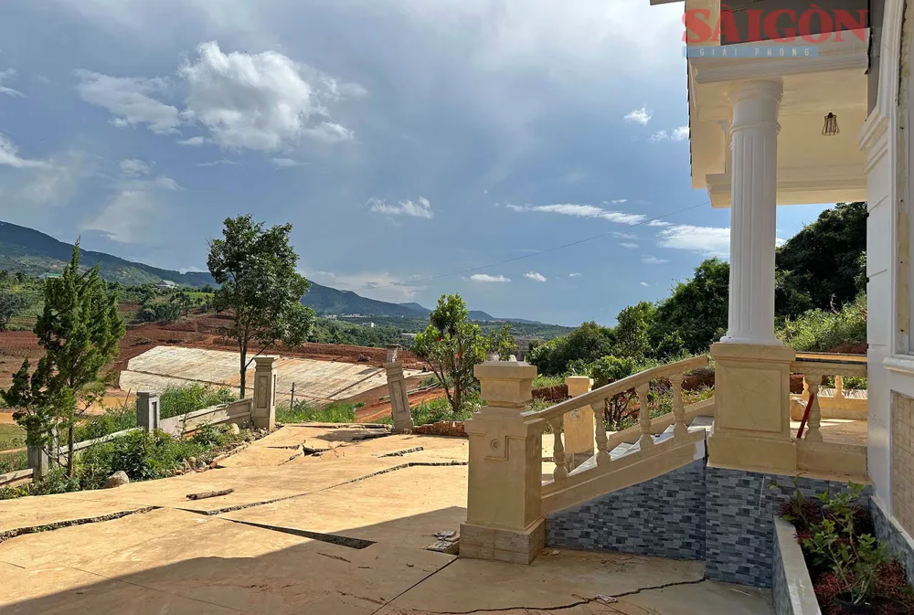 Sạt lở quanh dự án hồ chứa Đông Thanh, huyện Lâm Hà ảnh hưởng lớn đến cuộc sống, thiệt hại tài sản của người dân. Ảnh: ĐOÀN KIÊN